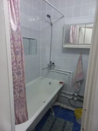 Коридор с зеркалом и обоями