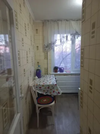 Коридор с зеркалом и обоями