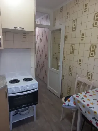 Коридор с зеркалом и обоями