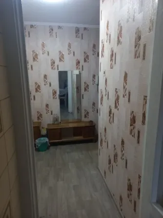 Коридор с зеркалом и обоями