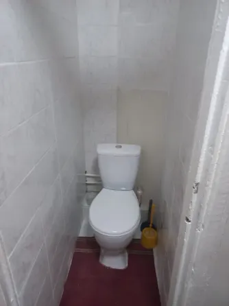 Коридор с зеркалом и обоями