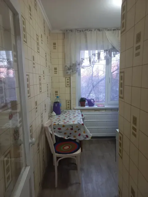 Уютная кухня со столом и окном