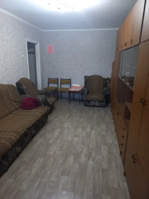 Гостиная с комфортными креслами и мебелью