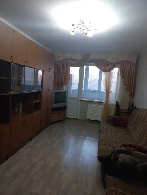 Гостиная с телевизором и мягкой мебелью