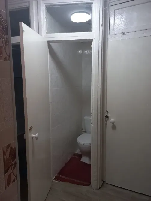 Вход в туалет и дверь в другую комнату