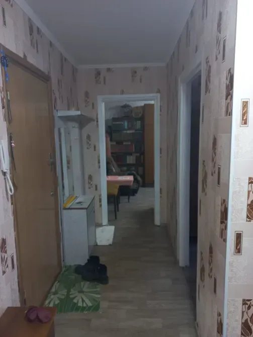 Узкий коридор с дверями в комнаты