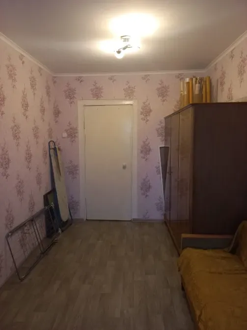 Комната с мягкой мебелью и шкафом