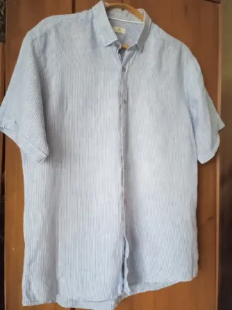 Ерлерге арналған көк-ақ жолақты қысқа жеңді көйлек