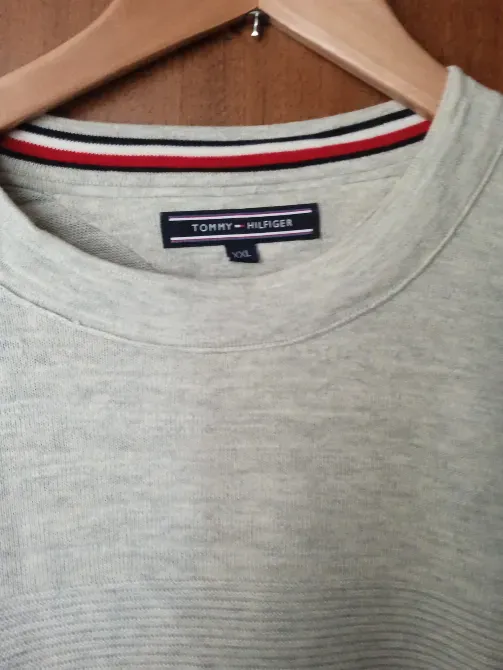 Горловина серого свитера с биркой Tommy Hilfiger