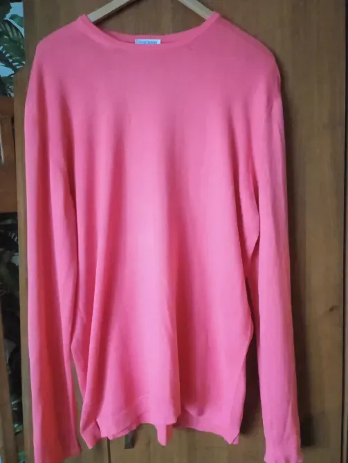 Ярко-розовая футболка на вешалке