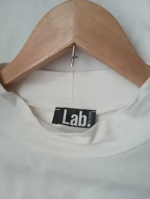 Бирка с изображением на белой футболке Lab