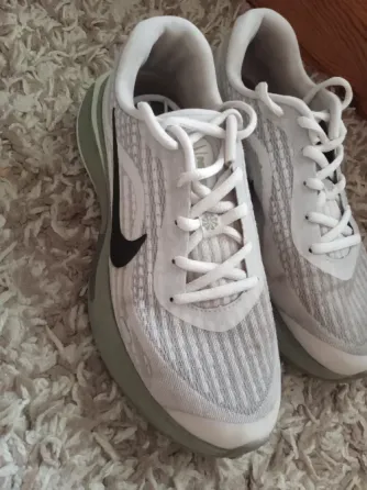 Nike кроссовкалары, ақ түсті, сұр және қара элементтерімен