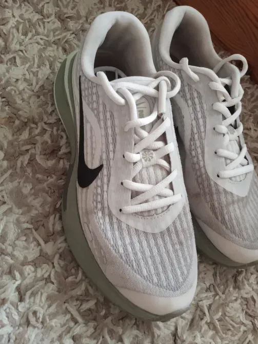 Кроссовки Nike белого цвета с серыми и черными элементами