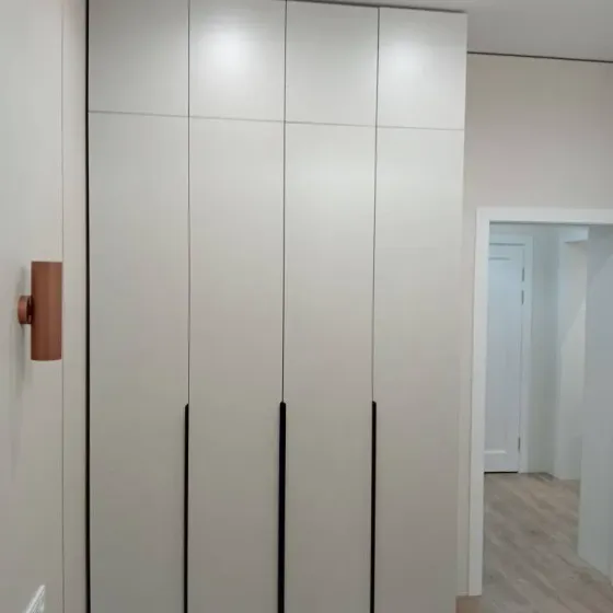 Белый шкаф с четырьмя дверцами