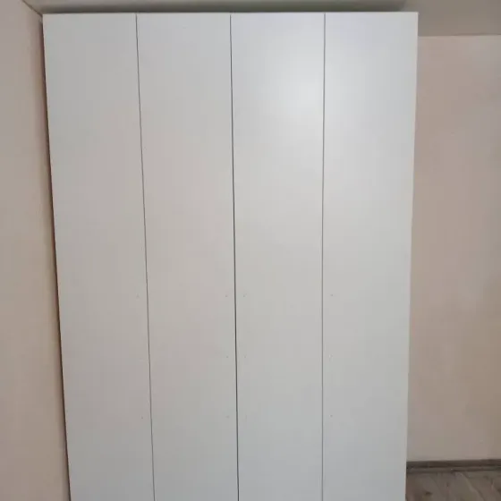 Белый шкаф с четырьмя дверцами
