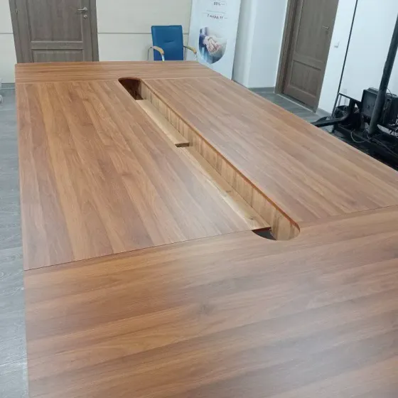 Белый шкаф с четырьмя дверцами