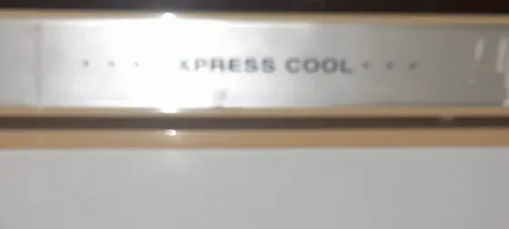 Холодильник с наклейками в виде бабочек и цветов