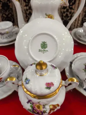 Керамический чайный сервиз с цветочными узорами