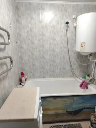 Современный интерьер с телевизором и натянутыми шторами