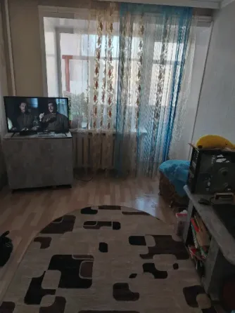 Современный интерьер с телевизором и натянутыми шторами