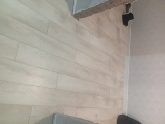 Пол деревянного пола в помещении