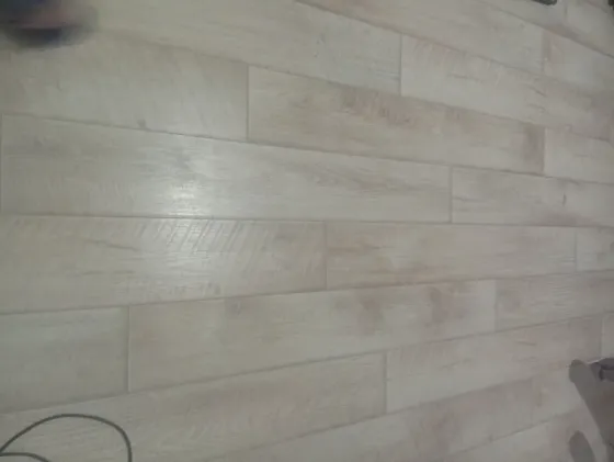 Пол деревянного пола в помещении