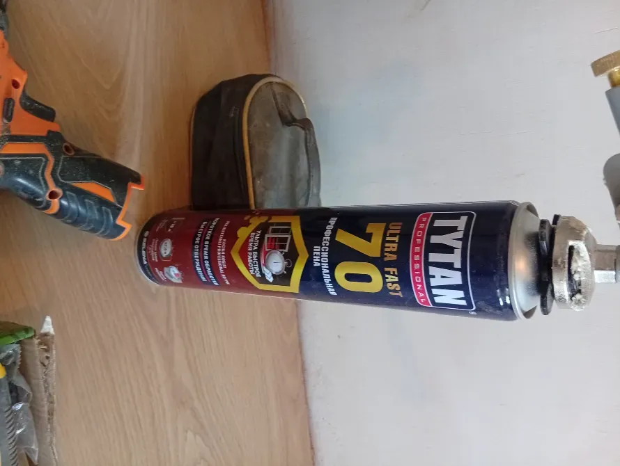 Крупный план баллончика с диспенсером Tytan Ultra Fast 70