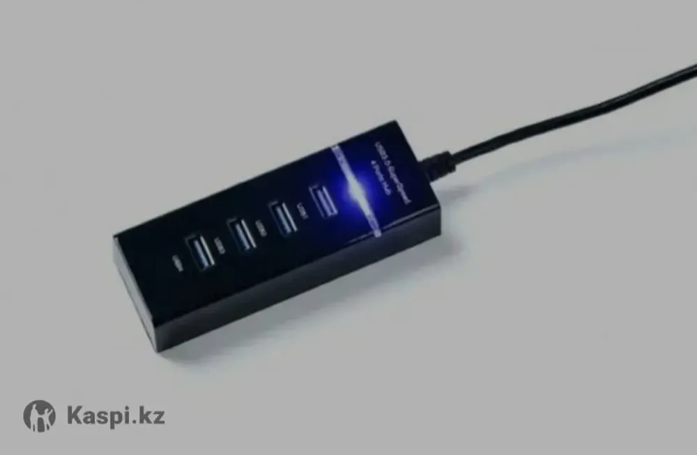 Устройство USB хаб с четырьмя портами на фоне