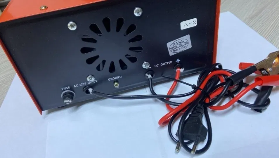 Задняя панель зарядного устройства с выводами, вентиляционными отверстиями и клеммами для подключения