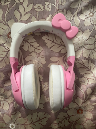 Ноутбук Lenovo на фоне цветочного текстиля