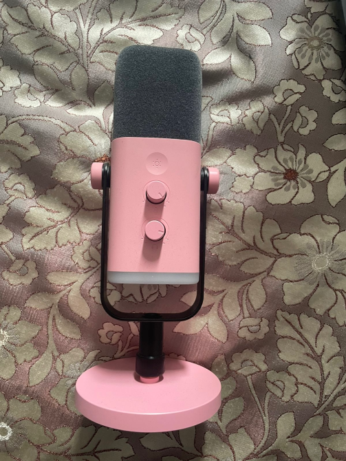 Розовый микрофон на текстильном фоне