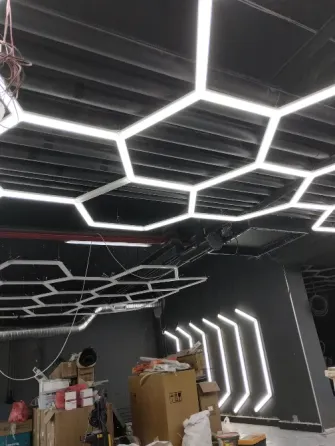 Современный интерьер с неоновым освещением в виде шестиугольников на потолке