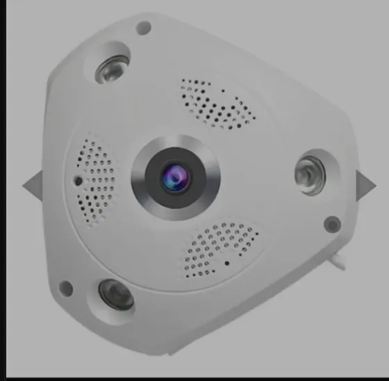 Камера с треугольным корпусом и несколькими объективами