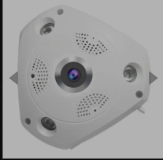 Камера с треугольным корпусом и несколькими объективами