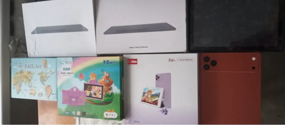 Коробки с планшетами и умными устройствами