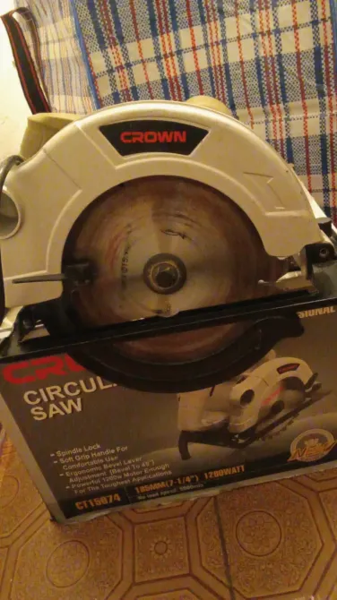 Циркулярная пила Crown на упаковке
