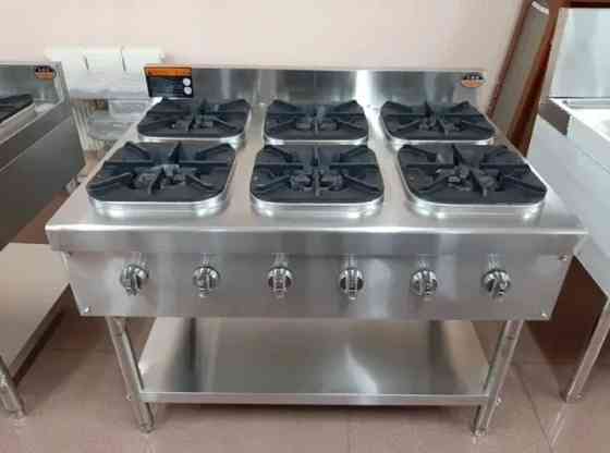 Газовая плита с шестью конфорками и металлическим корпусом из нержавеющей стали