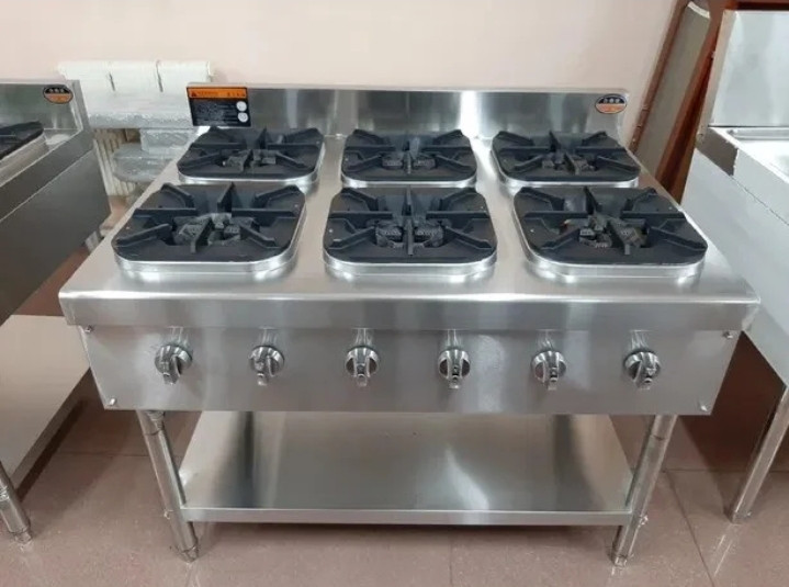 Газовая плита с шестью конфорками и металлическим корпусом из нержавеющей стали