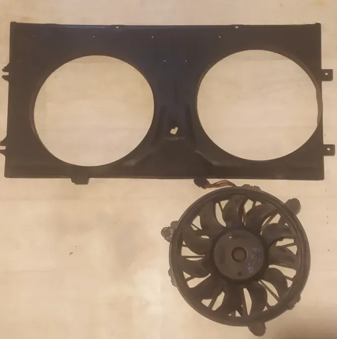 Крышка радиатора с двумя отверстиями под вентиляторы