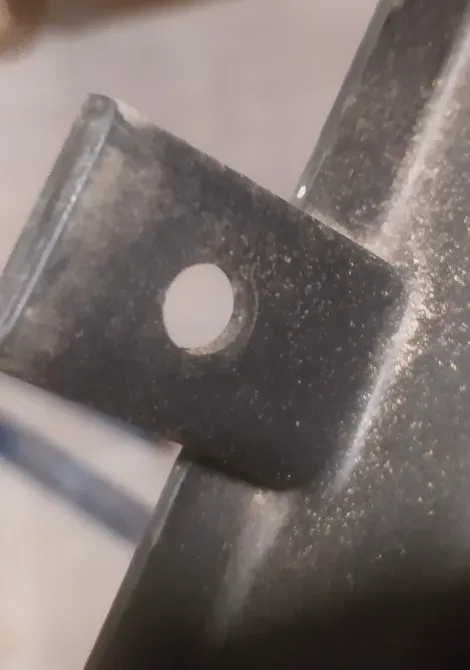 Крепление радиатора с отверстием