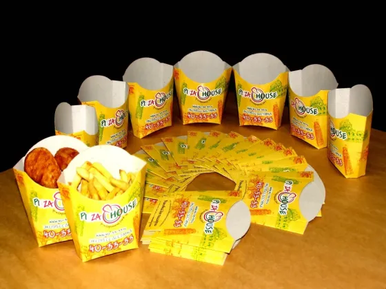 Пицца в картонной коробке с аппетитными начинками