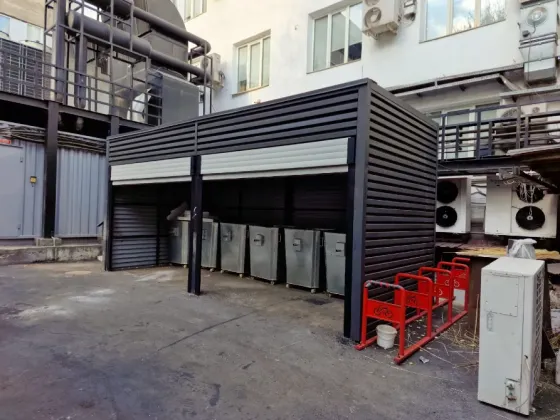 Автонабез - мөлдір шатырмен және металл тіректермен ғимараттың жанында