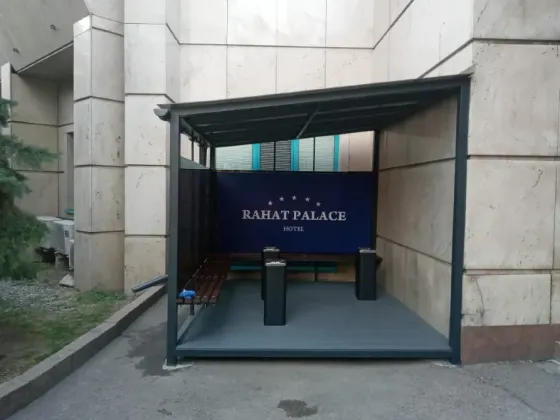 Автонабез - мөлдір шатырмен және металл тіректермен ғимараттың жанында