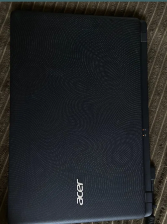 ноутбук Acer с открытым экраном и изображением природного пейзажа