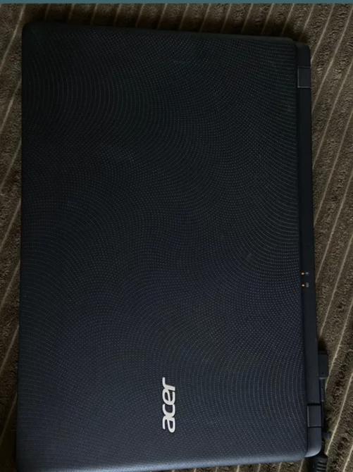 закрылся ноутбук Acer, вид на верхнюю панель