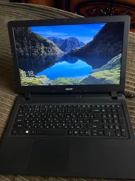 ноутбук Acer с открытым экраном и изображением природного пейзажа