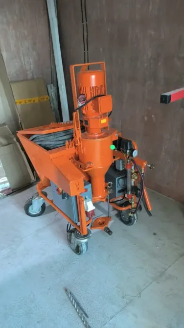 Оранжевая строительная машина с колесами, используемая для работы с материалами