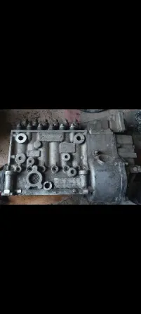 Двигатель блогының әр түрлі тесіктері мен қосылыстары бар суреті