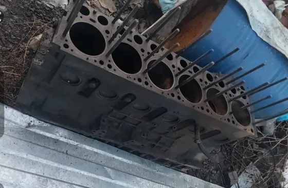 Двигатель блогының әр түрлі тесіктері мен қосылыстары бар суреті