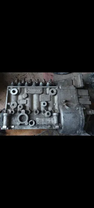 Изображение блока двигателя с различными отверстиями и соединениями